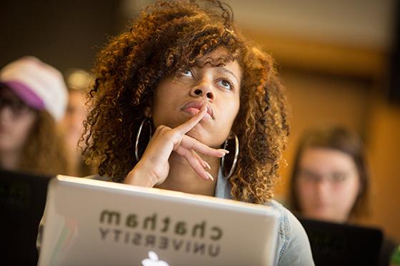 图为英国波胆网站的一名女学生正在专心听讲, with a computer in front of her