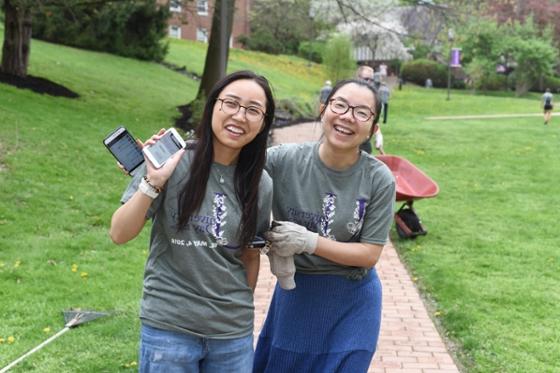 Photo of two female Chatham University 学生 side by side, smiling